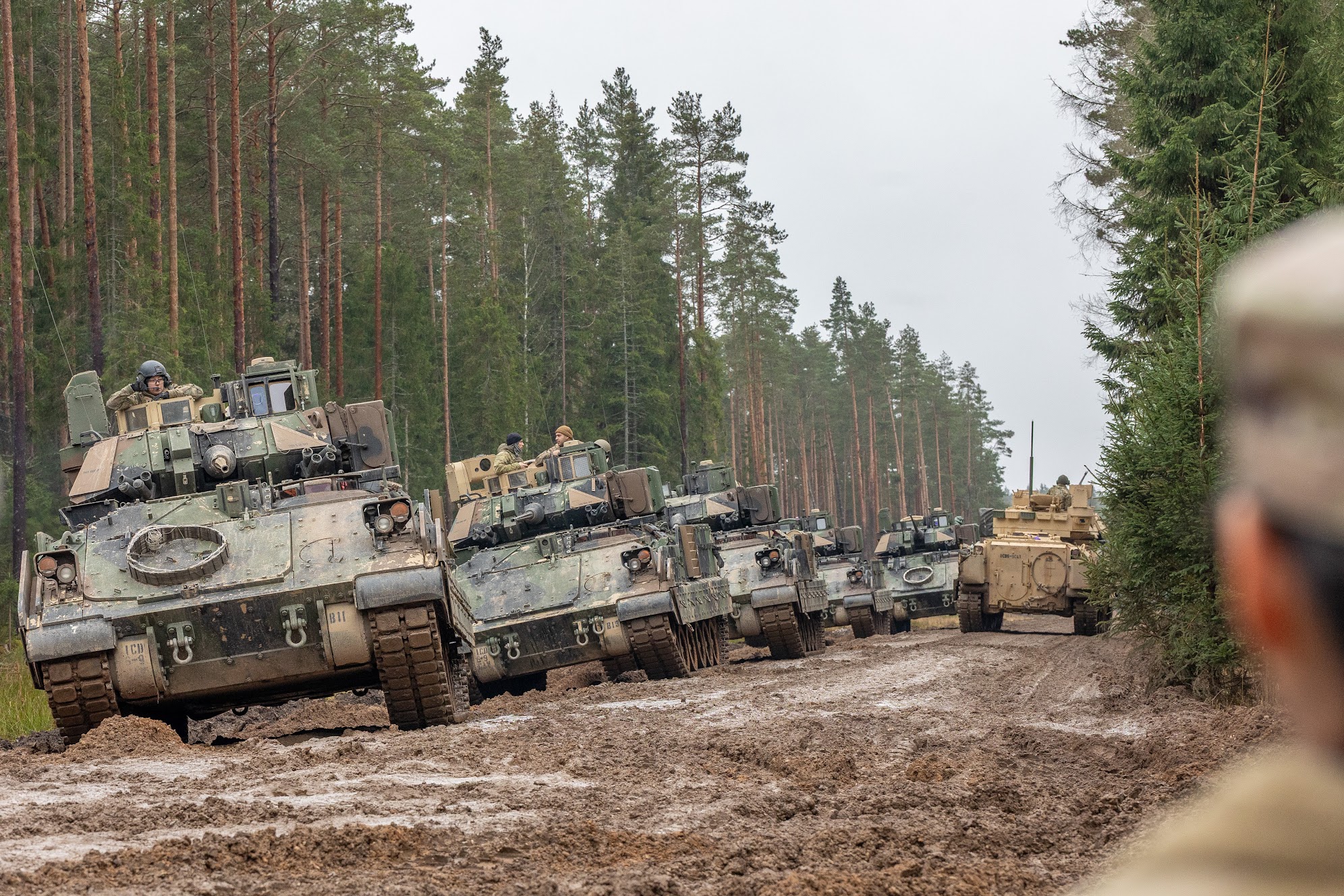 Bradley lahingumasina meeskond koosneb kolmest liikmest. Vajalik on hea koostöö, sest masina juht peab sageli tegutsema ümbrust nägemata saadud juhiste järgi. FOTOD: Aigar Nagel